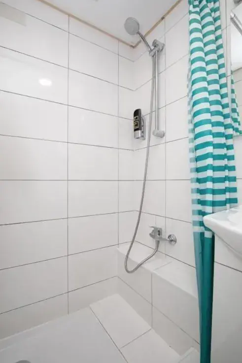 Douche in een privébadkamer van Trianon Hotel Amsterdam
